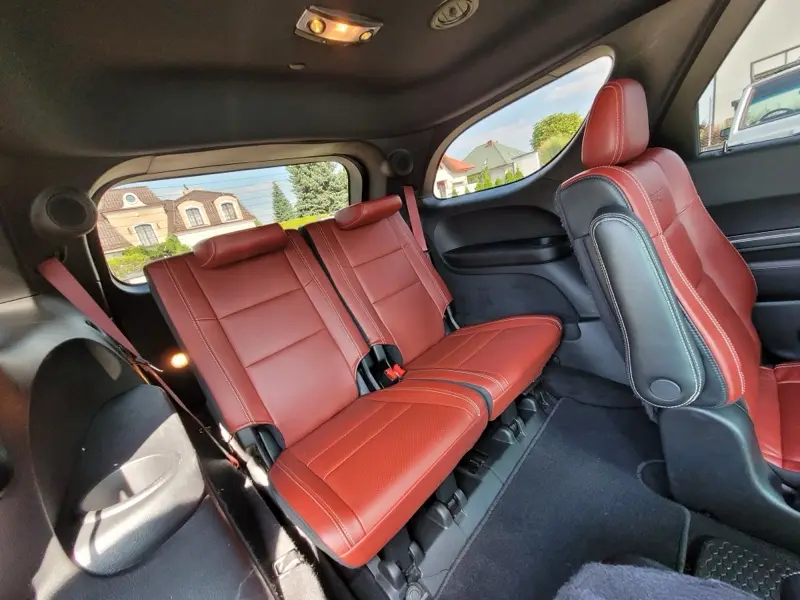 Czerwona skóra w trzecim rzędzie Dodge Durango