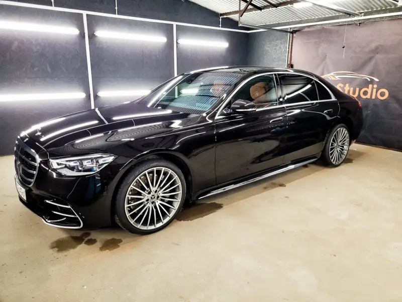 Czarny Mercedes klasy S po korekcie lakieru w studiu
