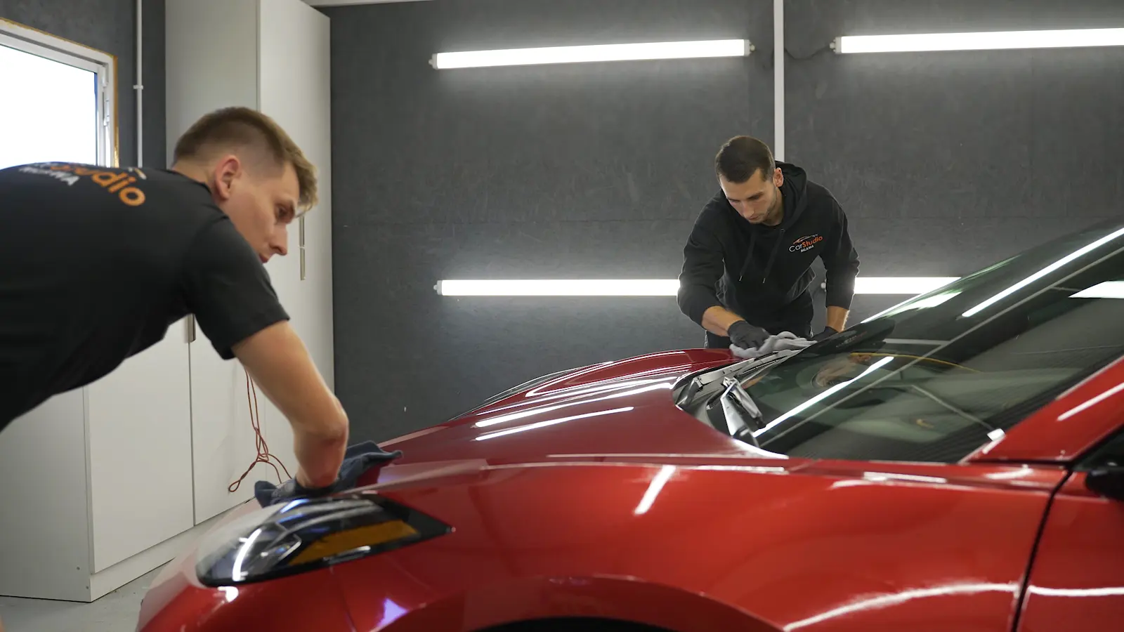 Polerowanie lakieru Chevroleta Corvette w studiu CarStudio w Mławie